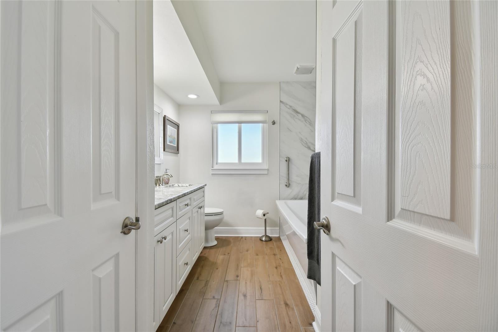 2200 W BAY ISLE DR SE, SAINT PETERSBURG, FL, 33705