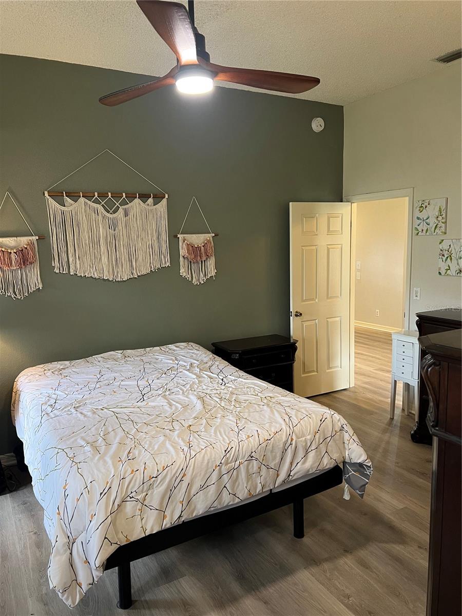 21945 KING HENRY AVE, LEESBURG, FL, 34748
