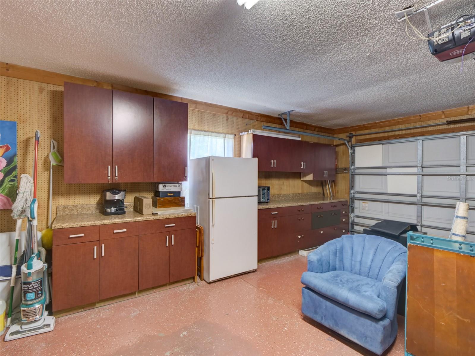 21945 KING HENRY AVE, LEESBURG, FL, 34748