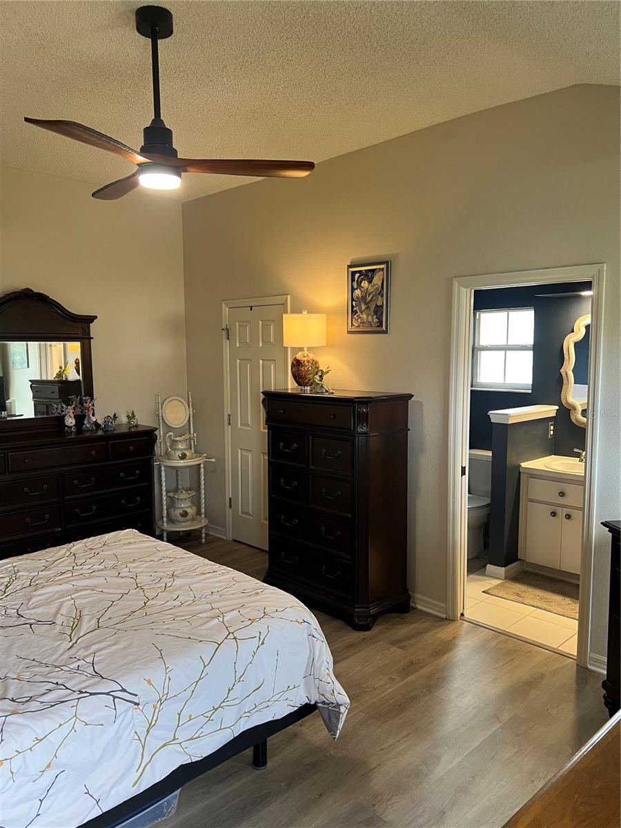 21945 KING HENRY AVE, LEESBURG, FL, 34748