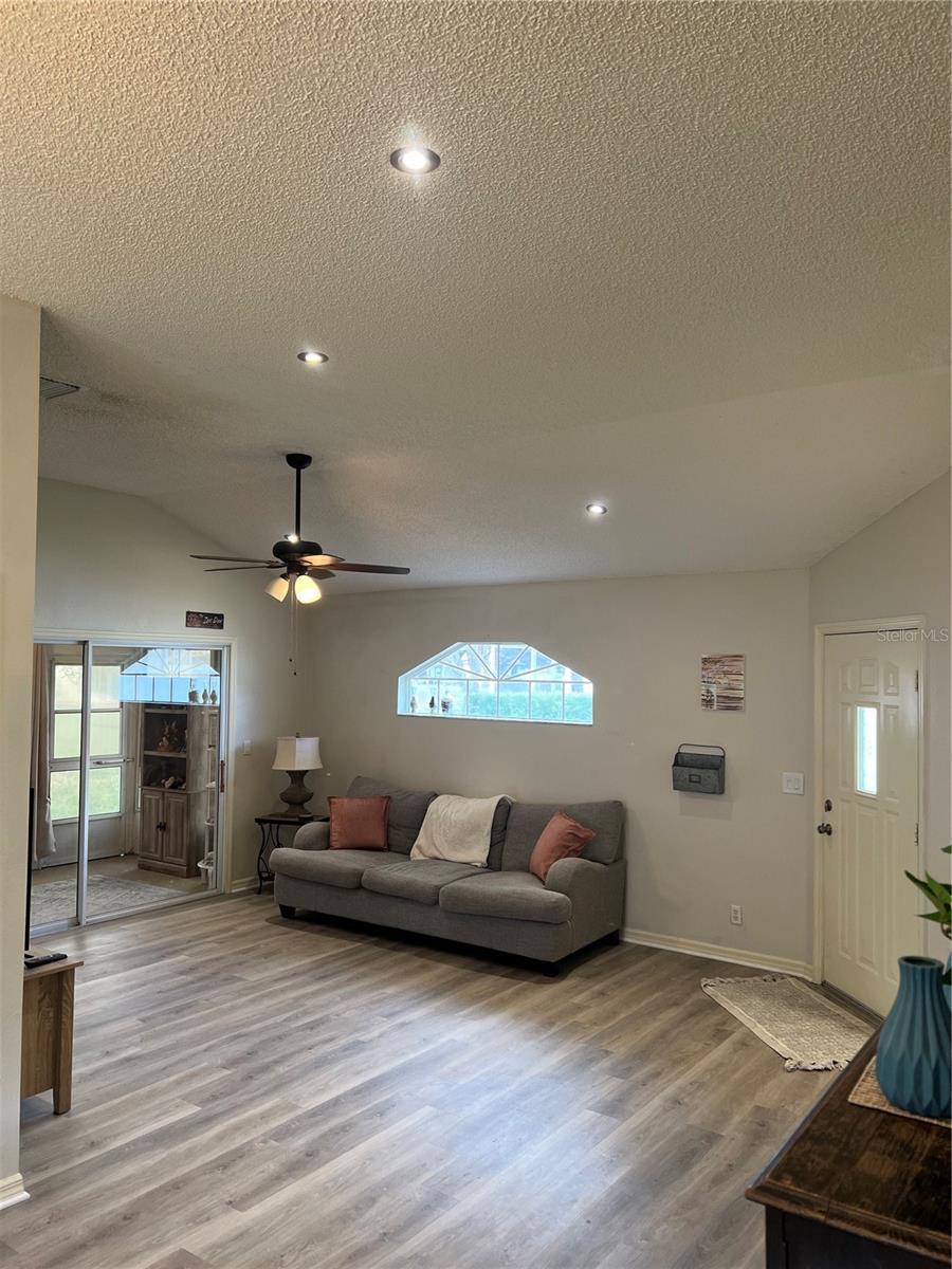21945 KING HENRY AVE, LEESBURG, FL, 34748
