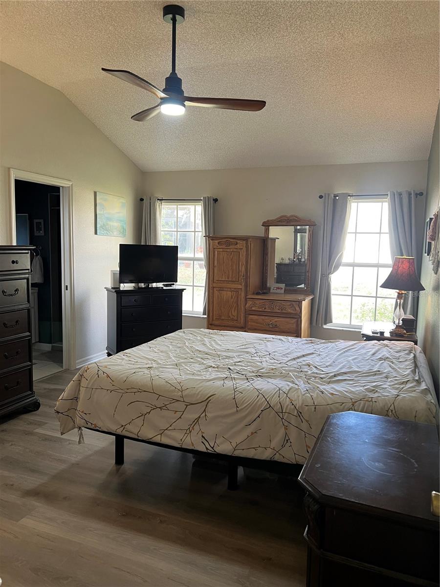 21945 KING HENRY AVE, LEESBURG, FL, 34748