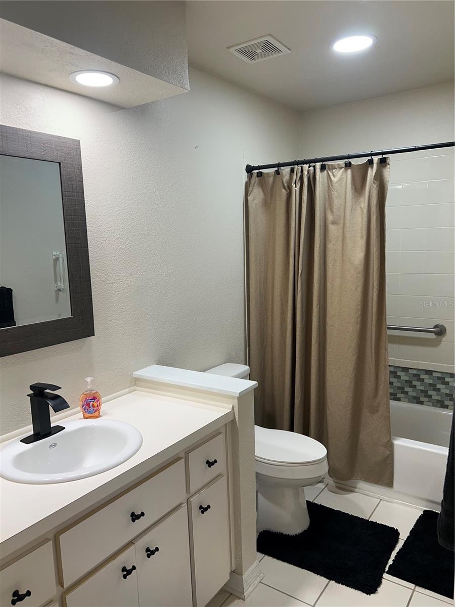 21945 KING HENRY AVE, LEESBURG, FL, 34748