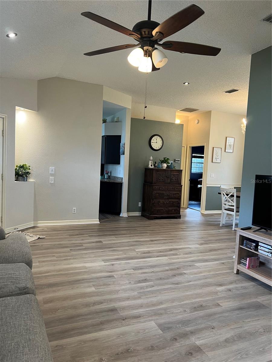21945 KING HENRY AVE, LEESBURG, FL, 34748