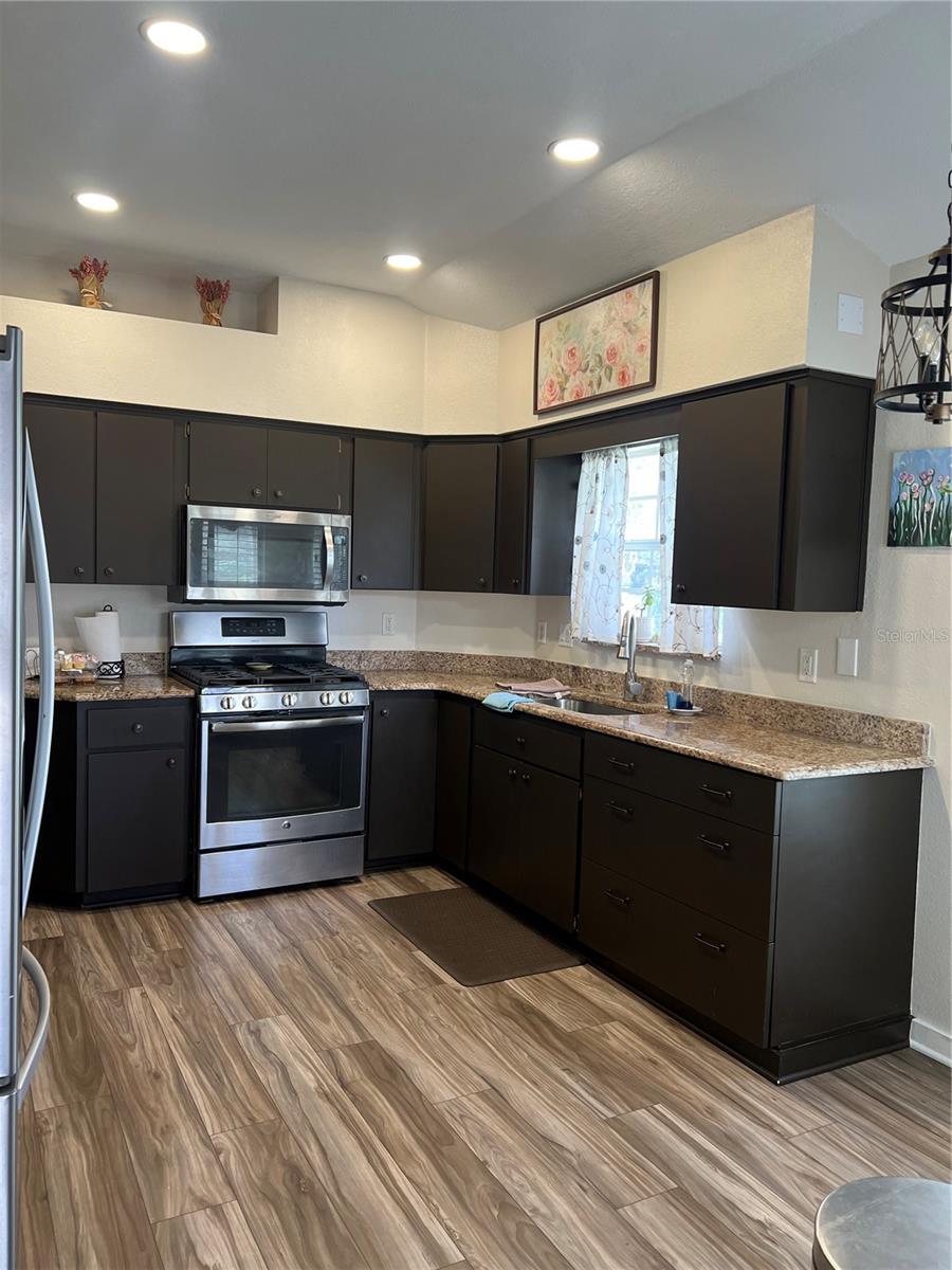 21945 KING HENRY AVE, LEESBURG, FL, 34748