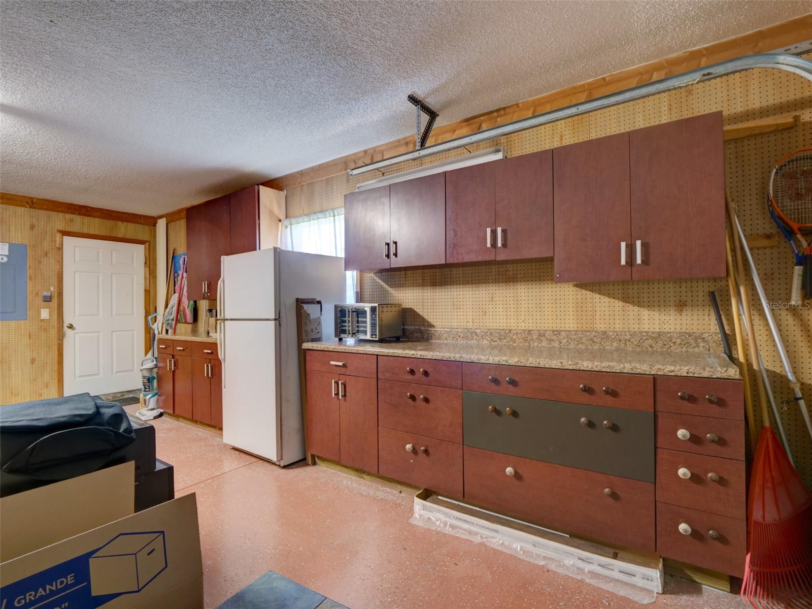 21945 KING HENRY AVE, LEESBURG, FL, 34748