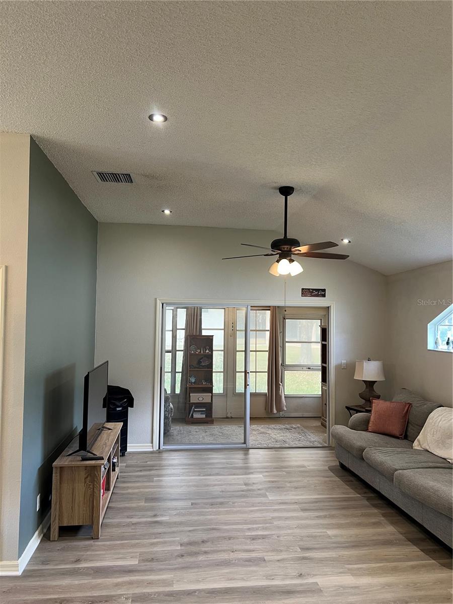 21945 KING HENRY AVE, LEESBURG, FL, 34748