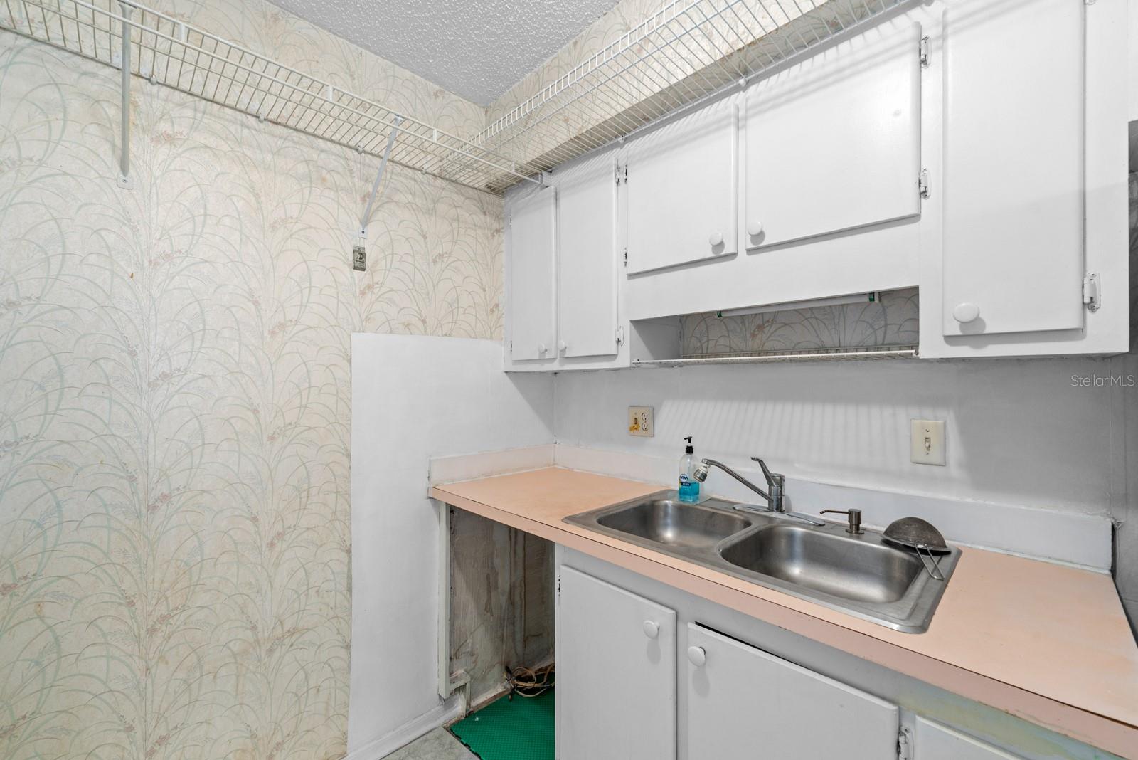 9009 WESTCHESTER CIR #B-18, TAMPA, FL, 33604