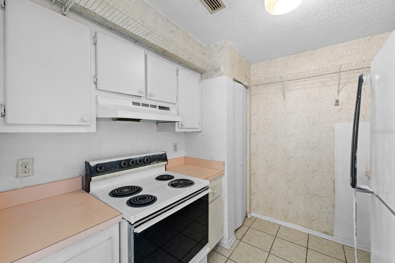 9009 WESTCHESTER CIR #B-18, TAMPA, FL, 33604
