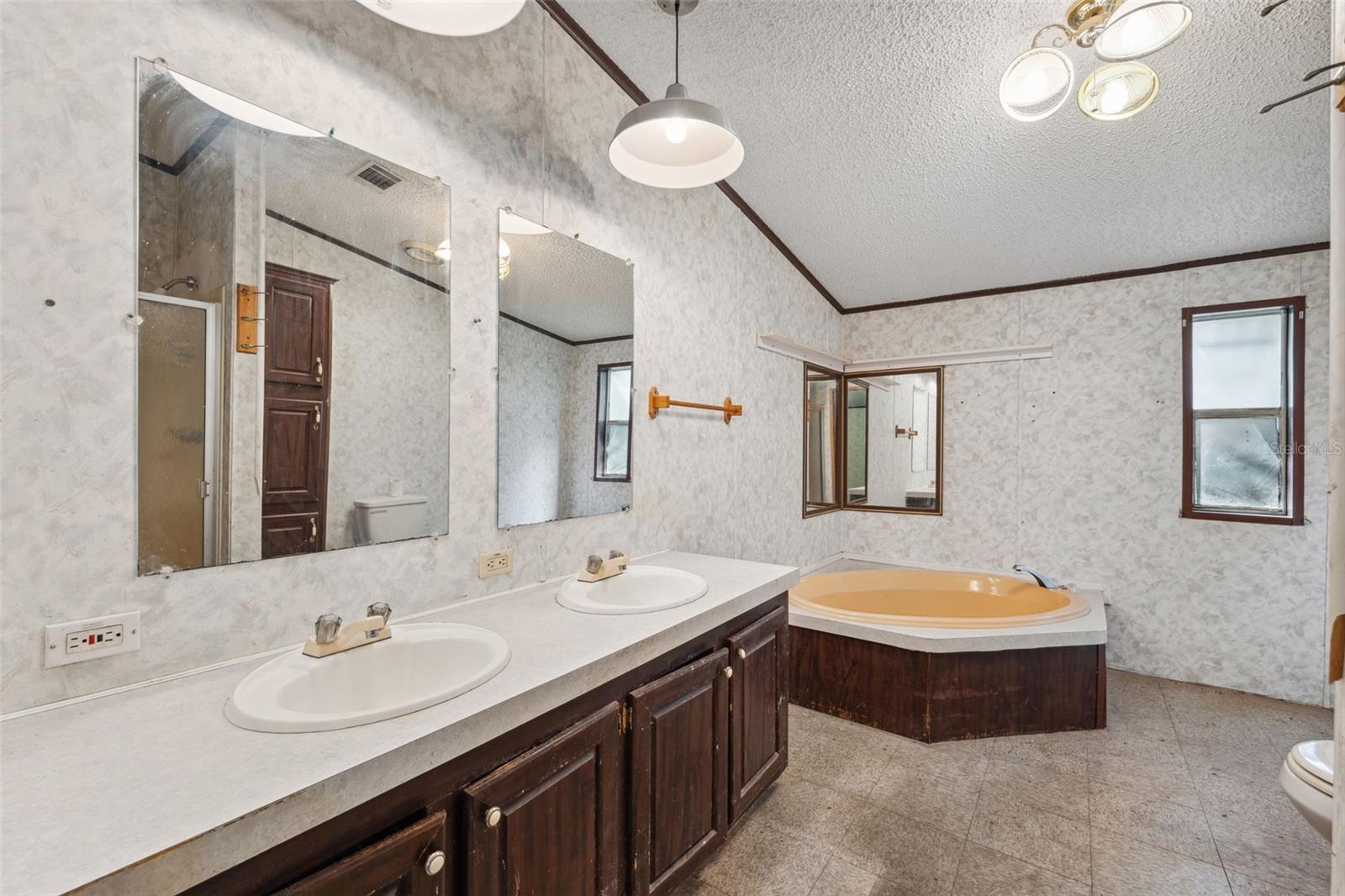 10031 E FOWLER AVE, THONOTOSASSA, FL, 33592
