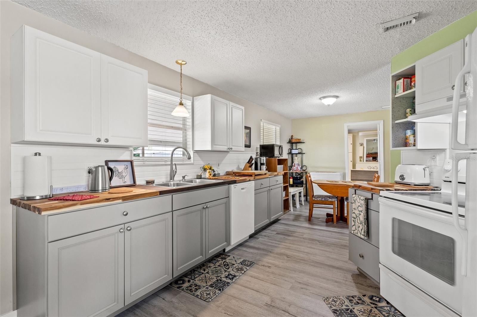 3528 CASTLE DR, ZEPHYRHILLS, FL, 33540