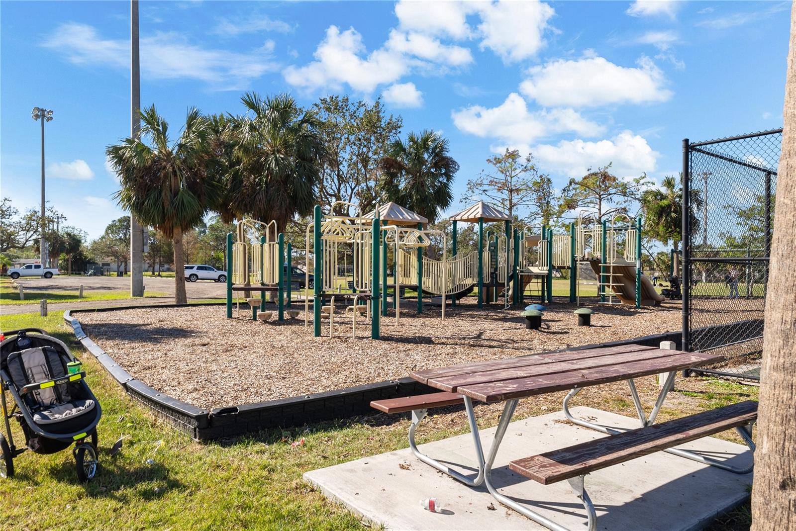 537 DOLPHIN AVE SE, ST PETERSBURG, FL, 33705