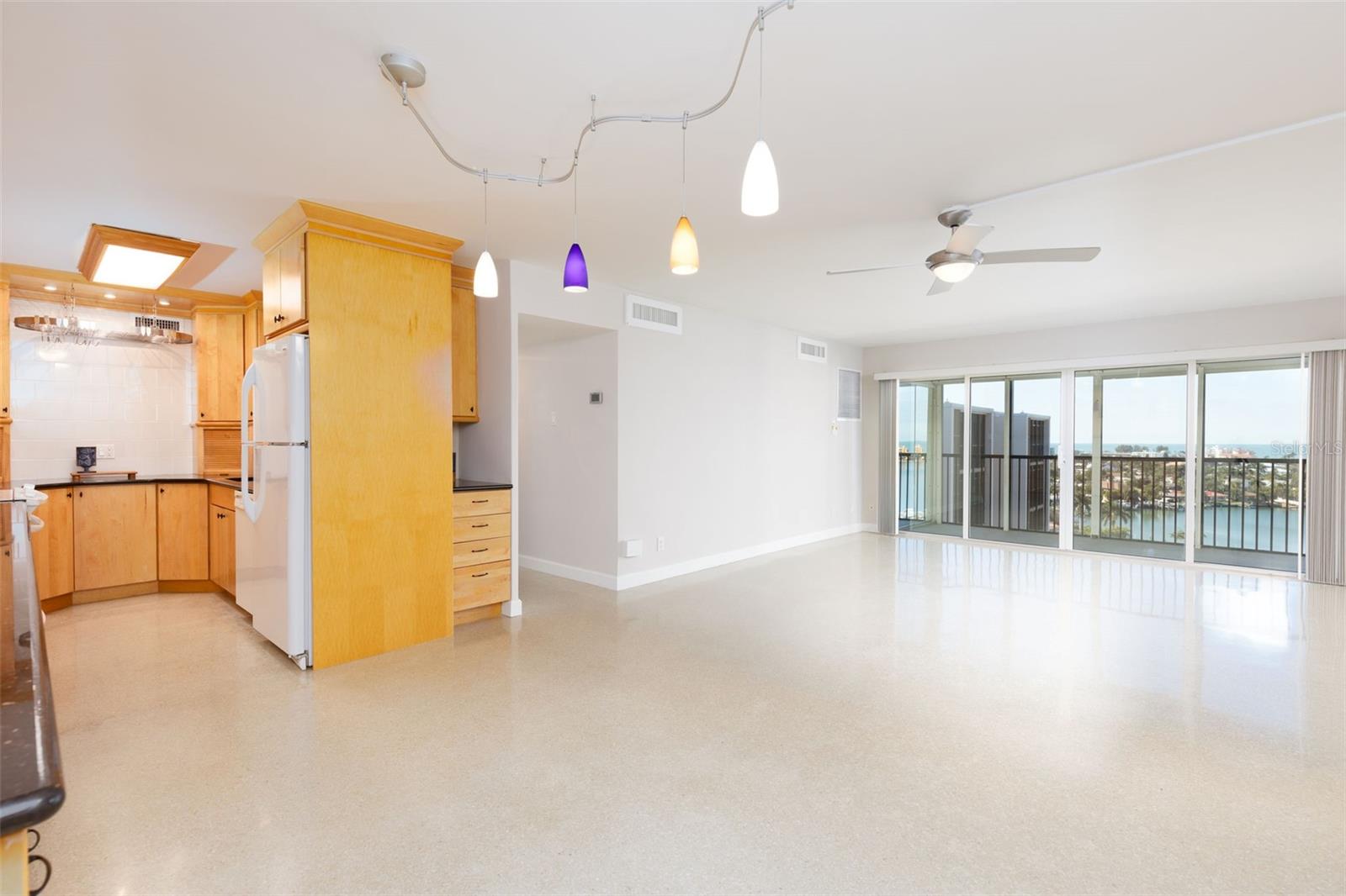 10355 PARADISE BLVD #1015, TREASURE ISLAND, FL, 33706