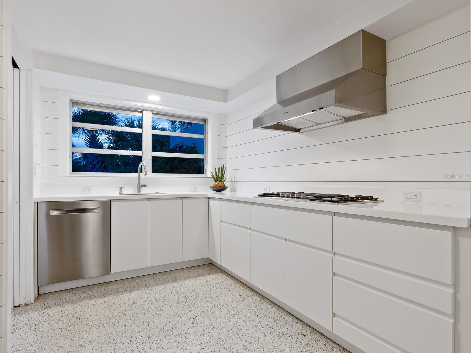 7665 SANDERLING RD, SARASOTA, FL, 34242