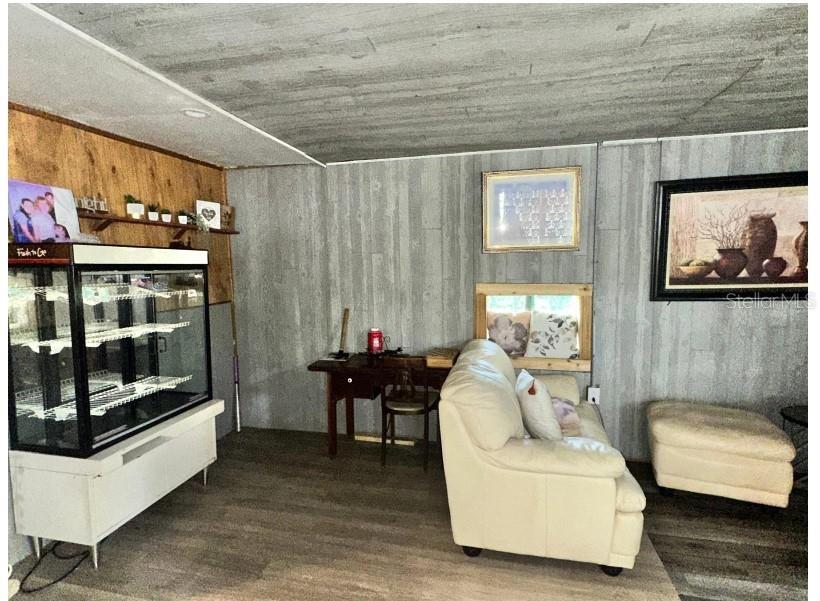 195 RAILROAD AVE, OSTEEN, FL, 32764