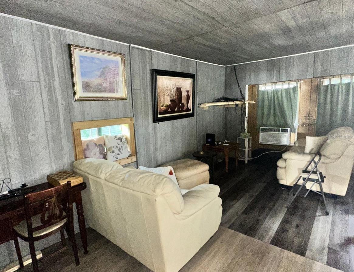 195 RAILROAD AVE, OSTEEN, FL, 32764