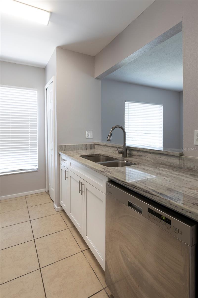 7402 E BANK DR, TAMPA, FL, 33617