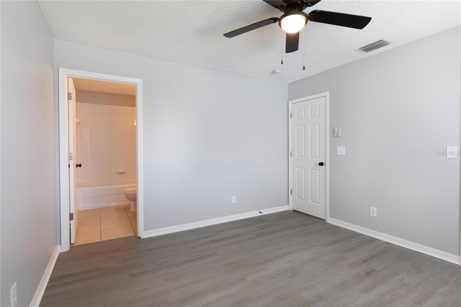 7402 E BANK DR, TAMPA, FL, 33617