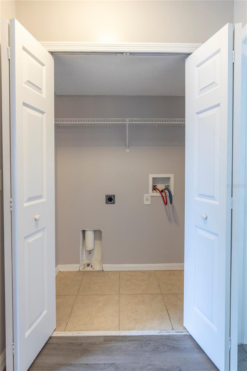 7402 E BANK DR, TAMPA, FL, 33617