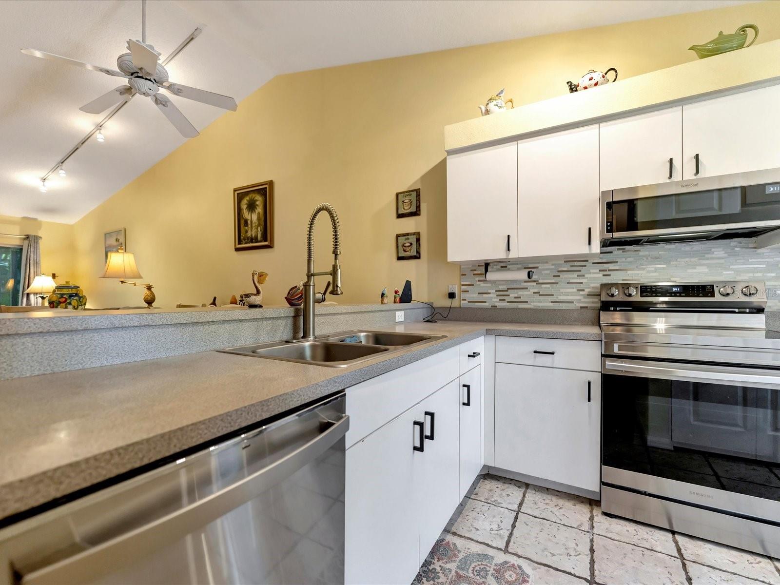 642 N JEFFERSON AVE #13, SARASOTA, FL, 34237