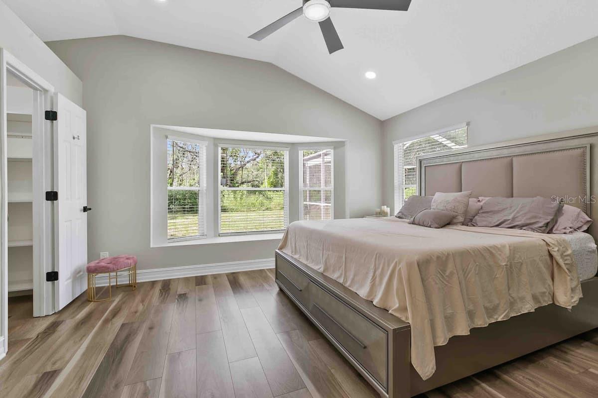 9733 LONG MEADOW DR, TAMPA, FL, 33615