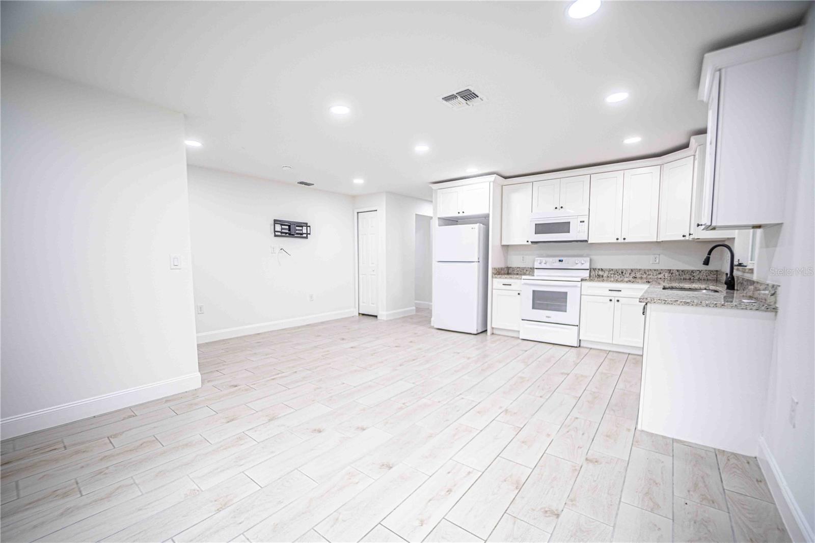 2482 COUNTY ROAD 423, LAKE PANASOFFKEE, FL, 33538