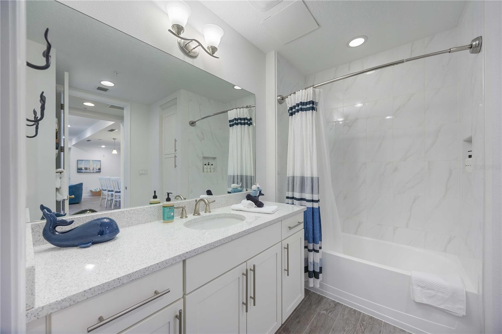 383 ARUBA CIR #101, BRADENTON, FL, 34209