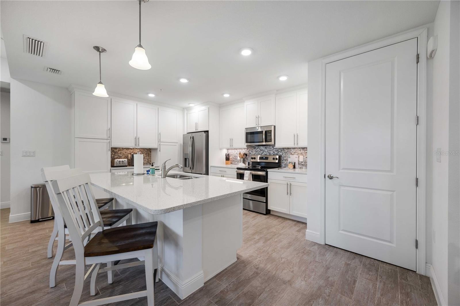383 ARUBA CIR #101, BRADENTON, FL, 34209