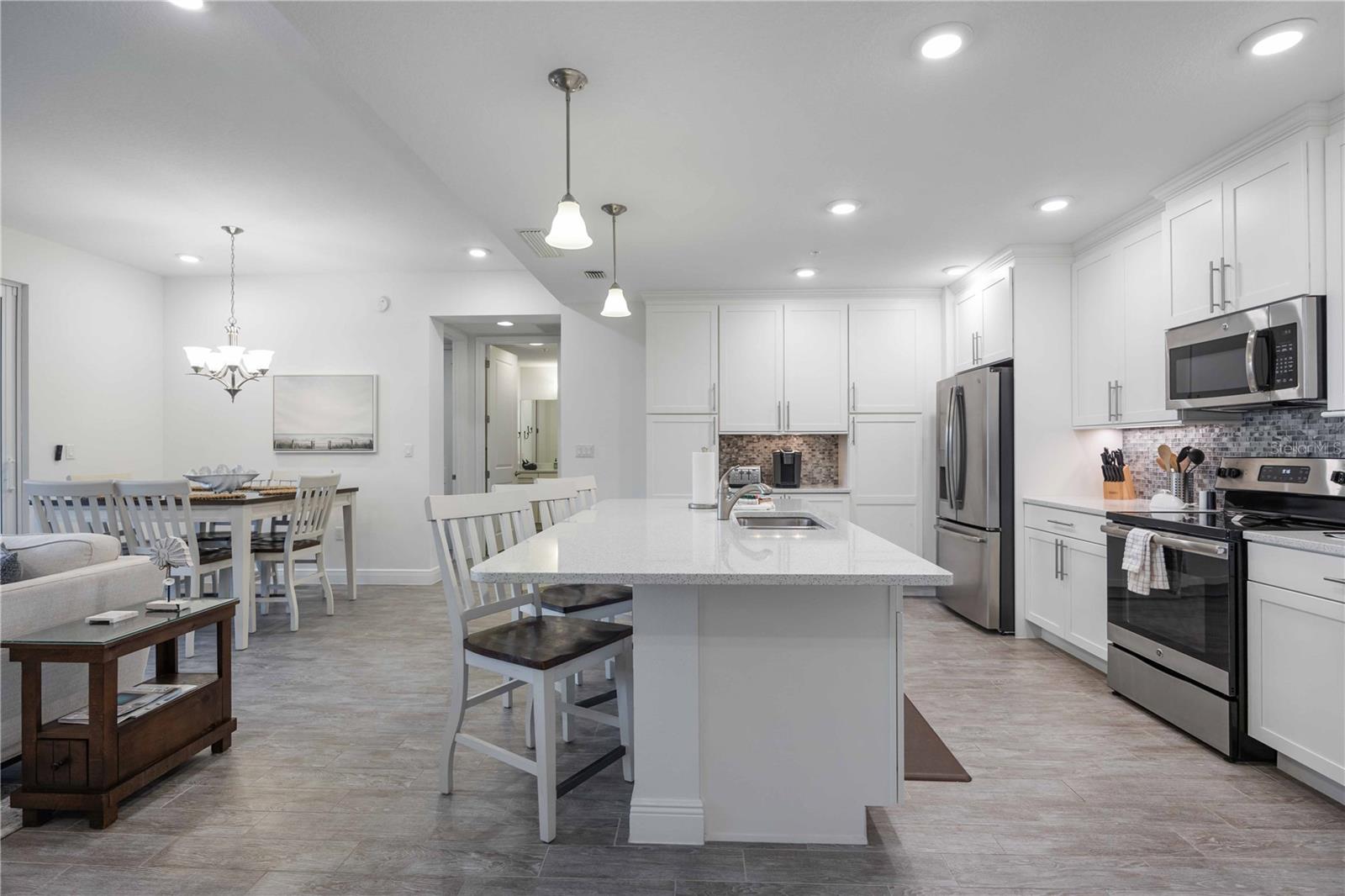 383 ARUBA CIR #101, BRADENTON, FL, 34209
