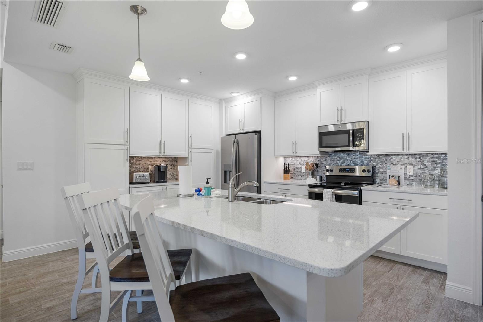 383 ARUBA CIR #101, BRADENTON, FL, 34209
