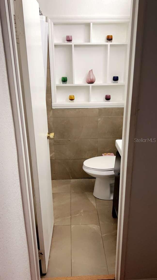 1015 LAKE EMERALD DR, ORLANDO, FL, 32806