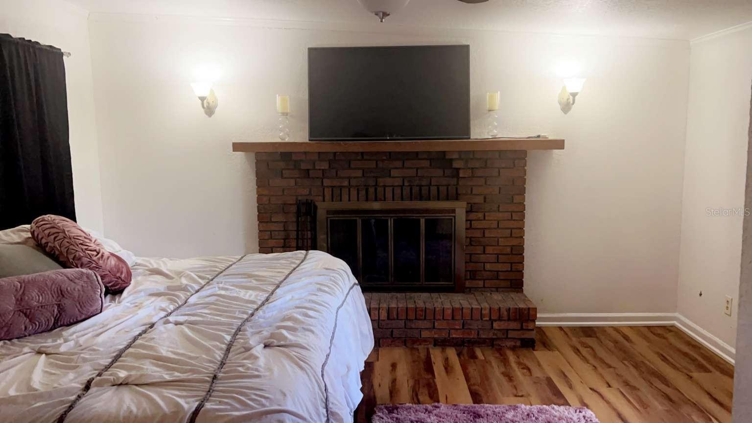 1015 LAKE EMERALD DR, ORLANDO, FL, 32806