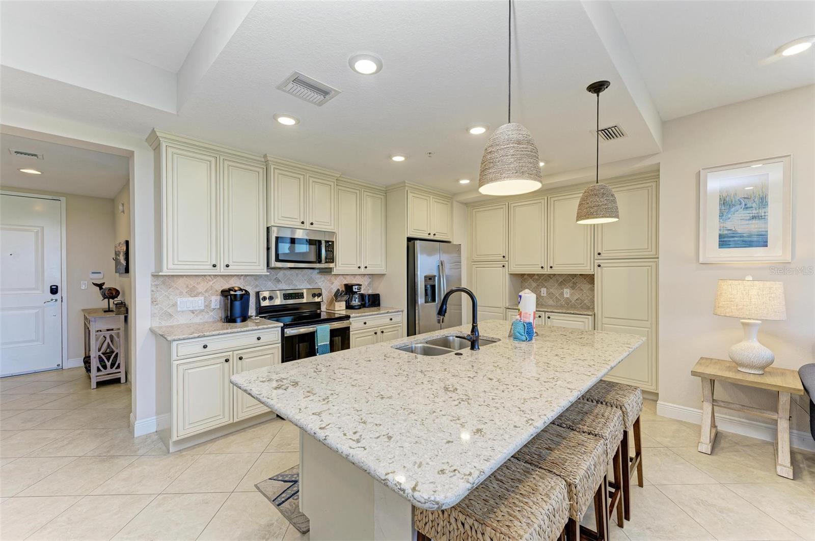 391 ARUBA CIR #302, BRADENTON, FL, 34209