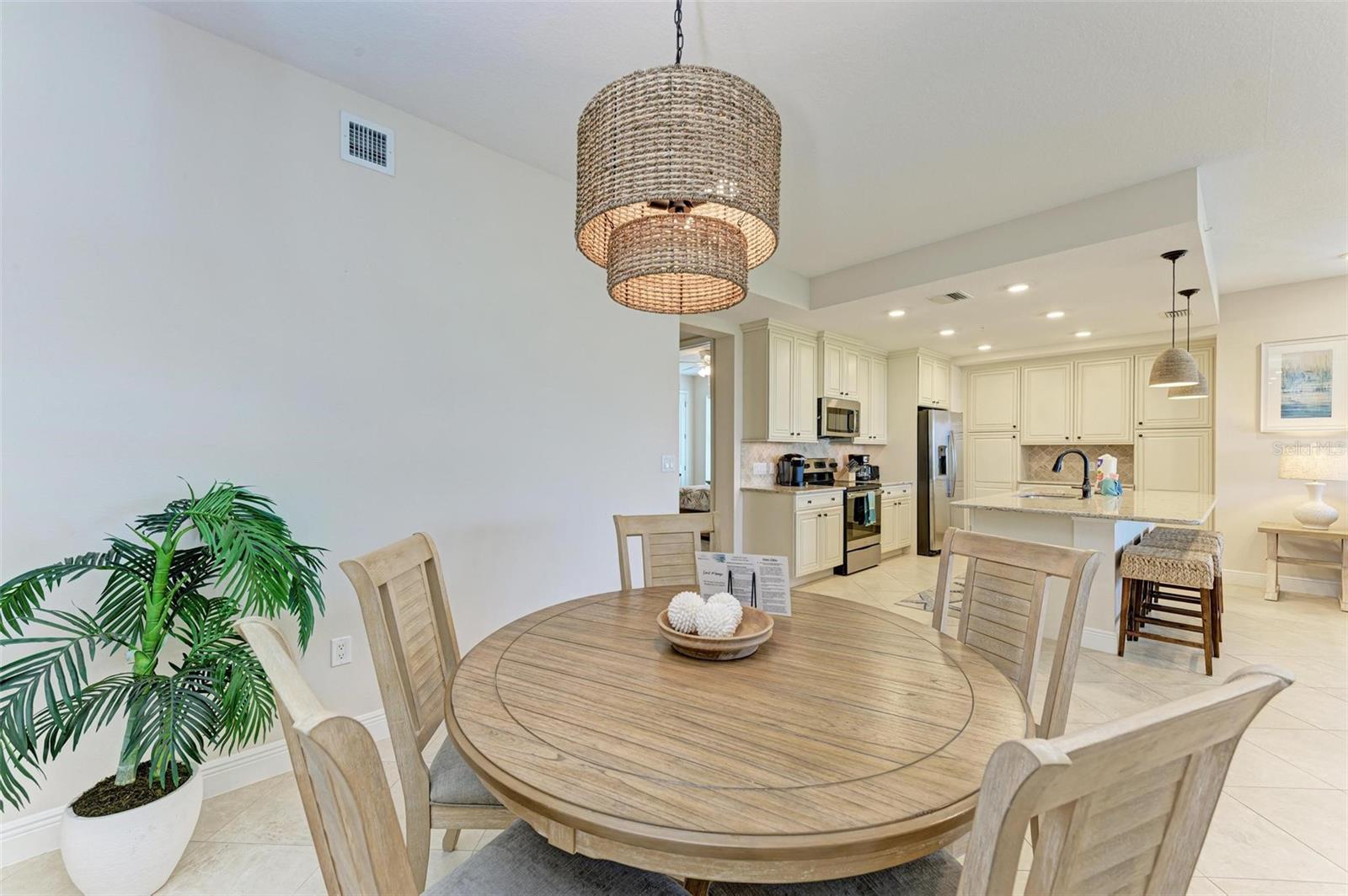 391 ARUBA CIR #302, BRADENTON, FL, 34209