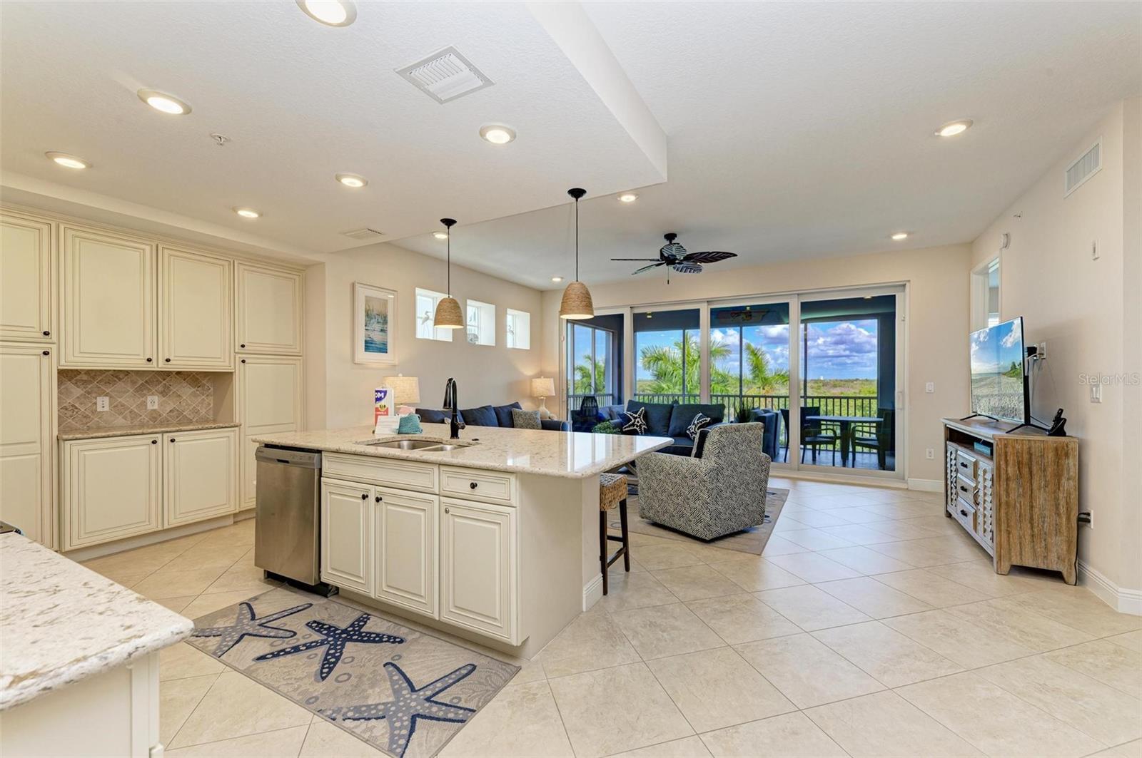 391 ARUBA CIR #302, BRADENTON, FL, 34209