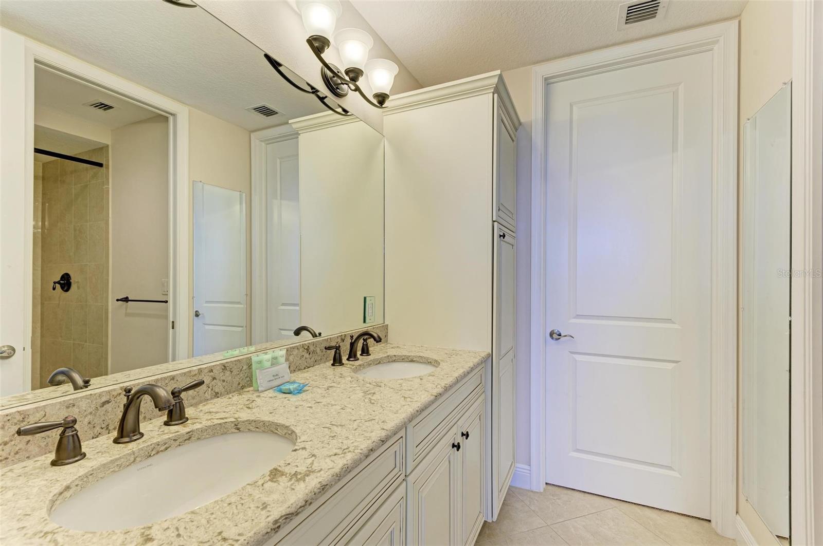 391 ARUBA CIR #302, BRADENTON, FL, 34209