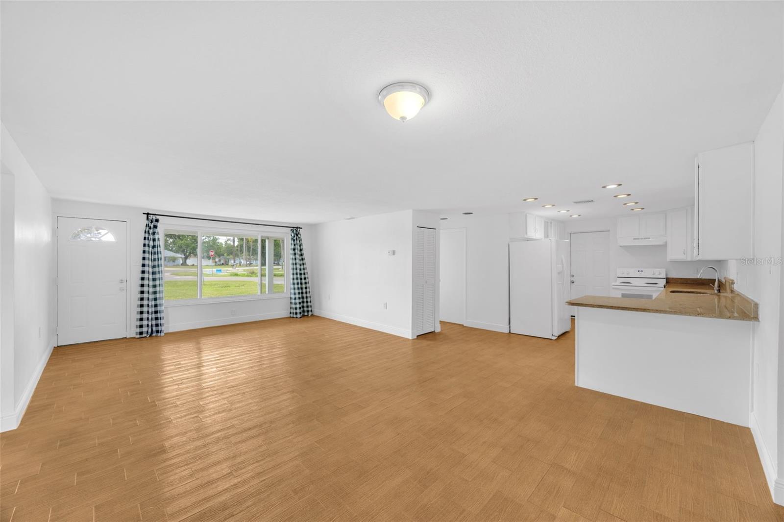 233 W COLLEGE AVE, RUSKIN, FL, 33570