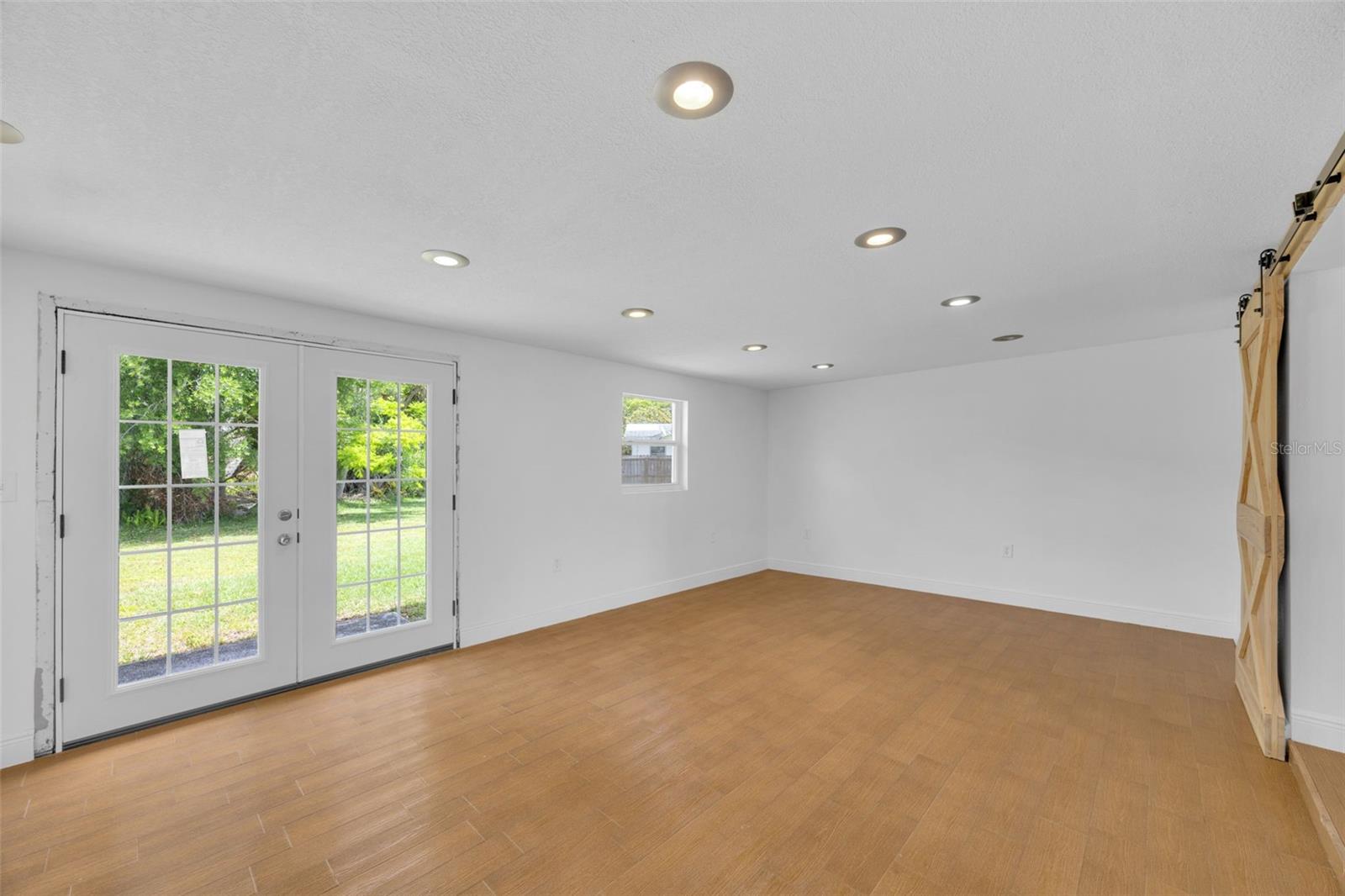 233 W COLLEGE AVE, RUSKIN, FL, 33570