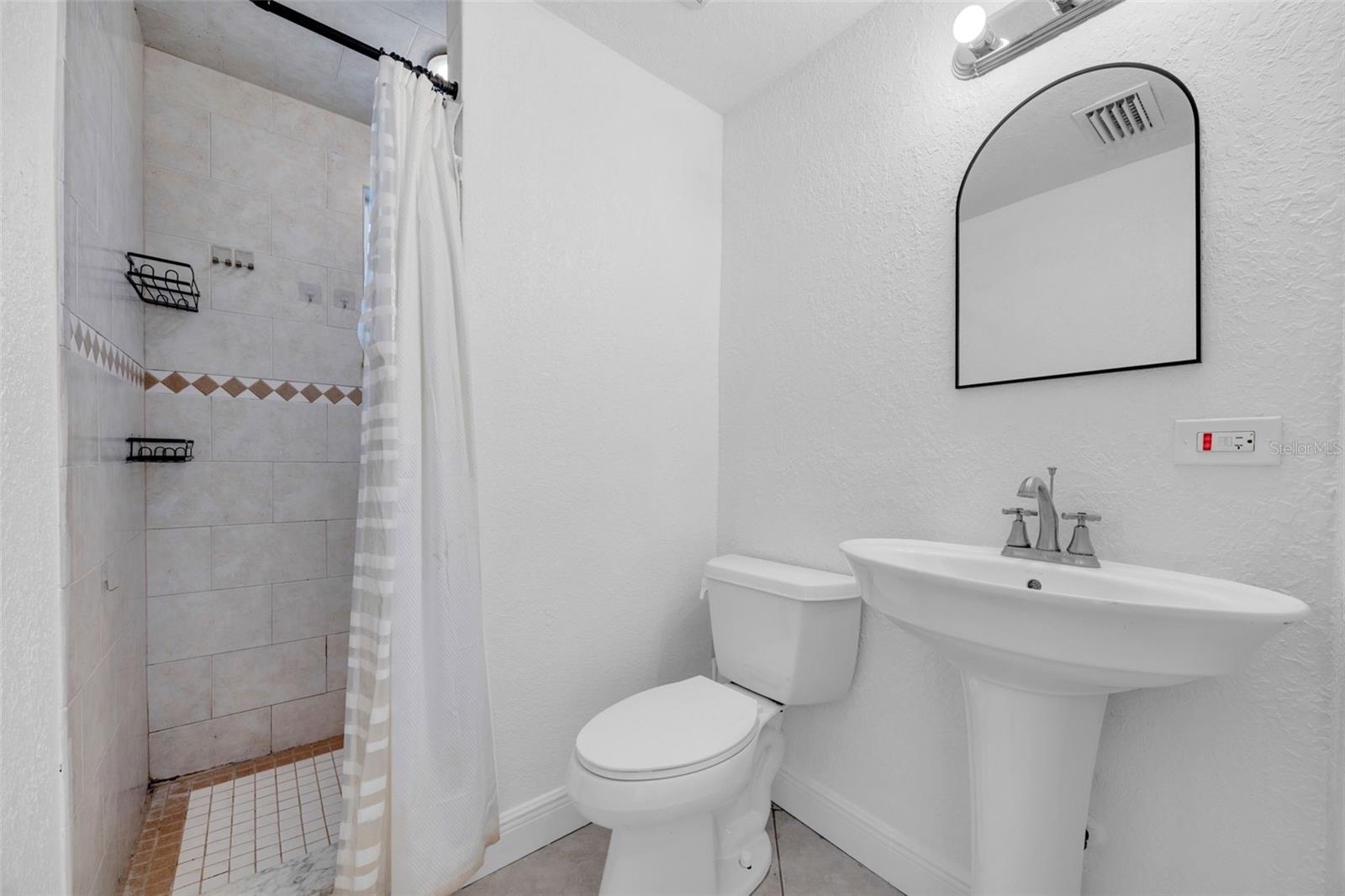 233 W COLLEGE AVE, RUSKIN, FL, 33570