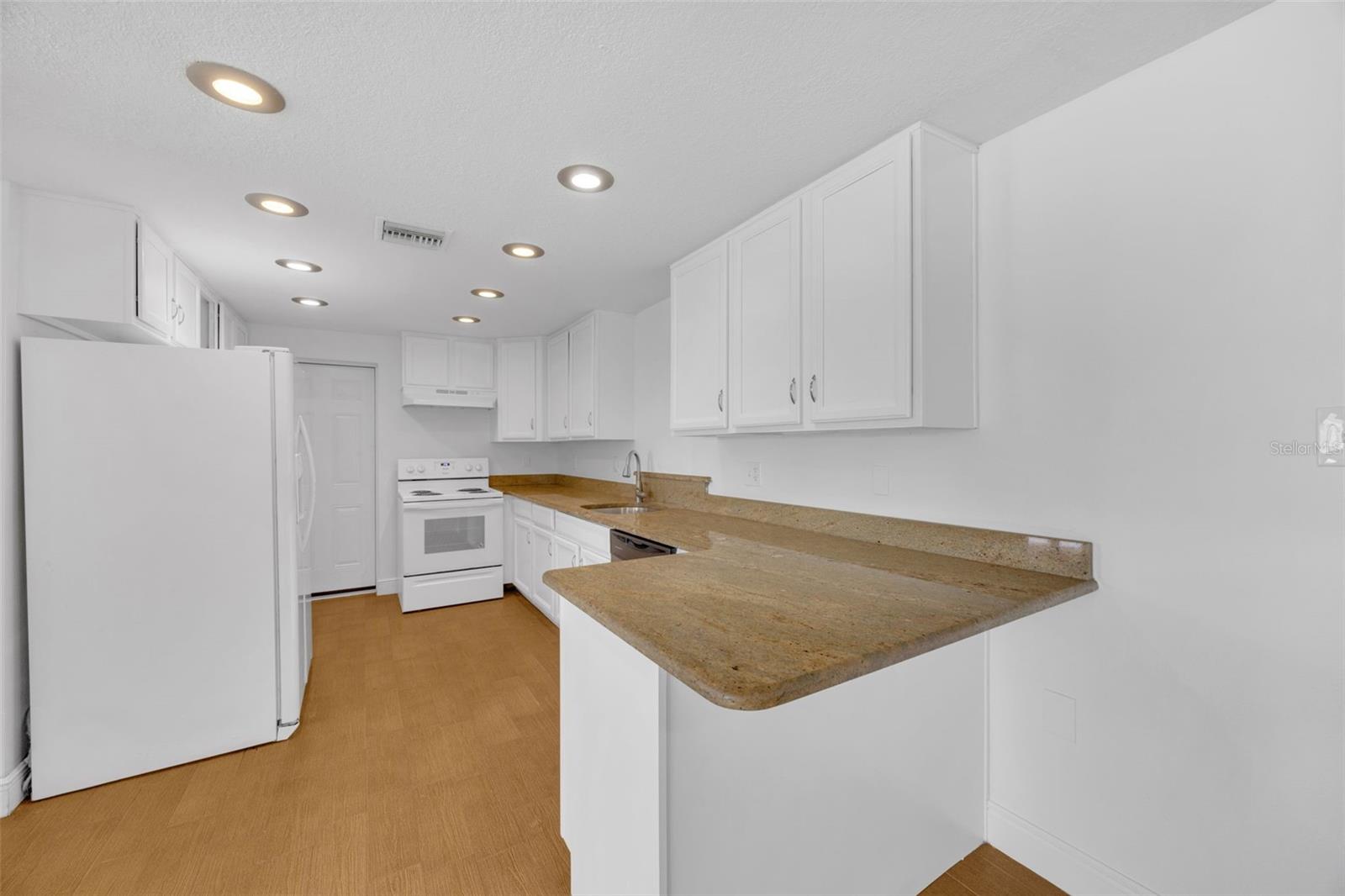 233 W COLLEGE AVE, RUSKIN, FL, 33570