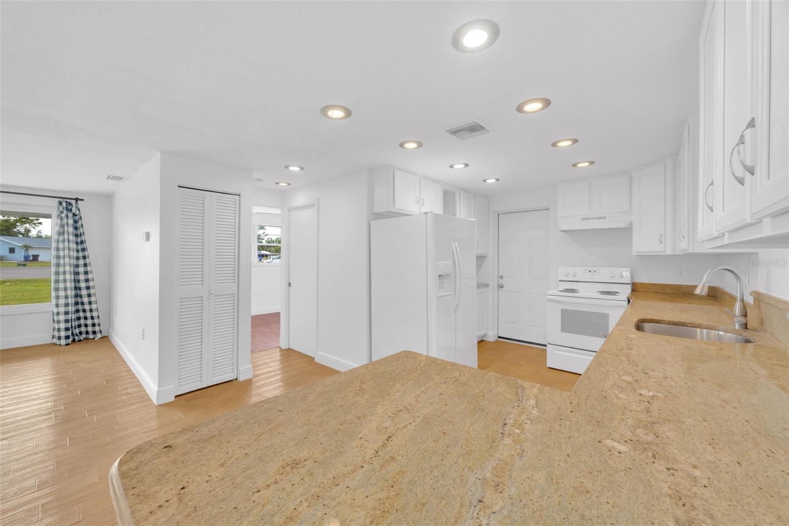 233 W COLLEGE AVE, RUSKIN, FL, 33570