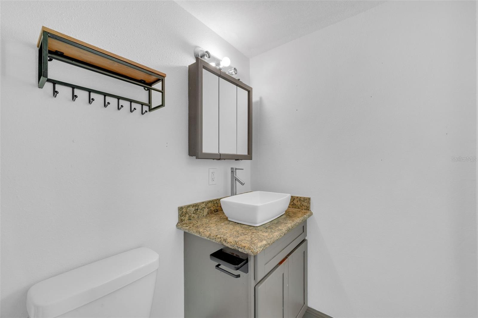 233 W COLLEGE AVE, RUSKIN, FL, 33570