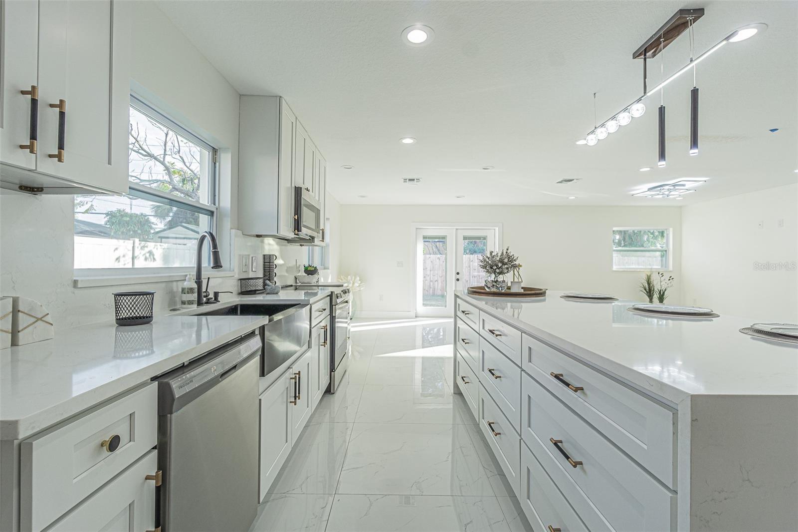 7408 W HENRY AVE, TAMPA, FL, 33615