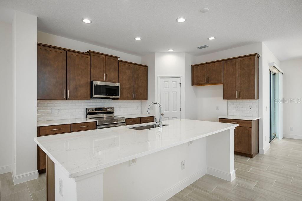 7181 DILLY LAKE AVE, GROVELAND, FL, 34736