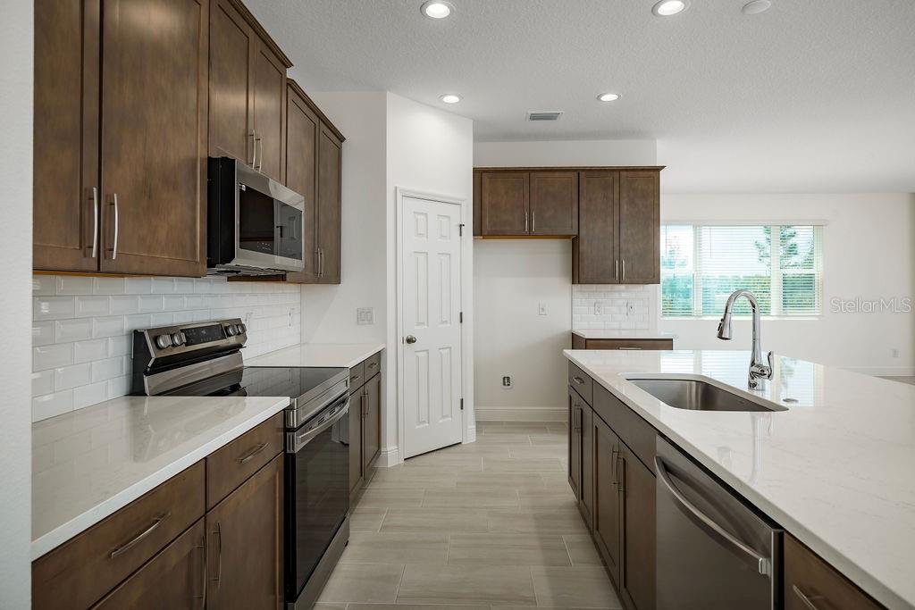 7181 DILLY LAKE AVE, GROVELAND, FL, 34736