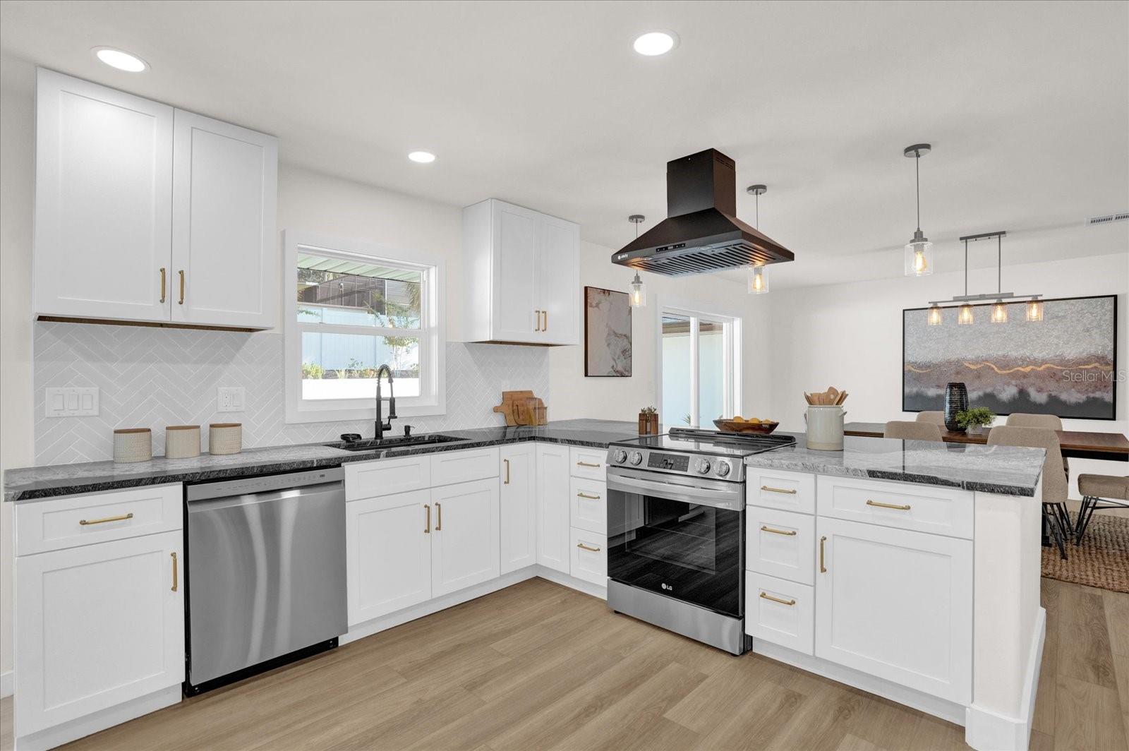238 E LAKESHORE DR, CLERMONT, FL, 34711