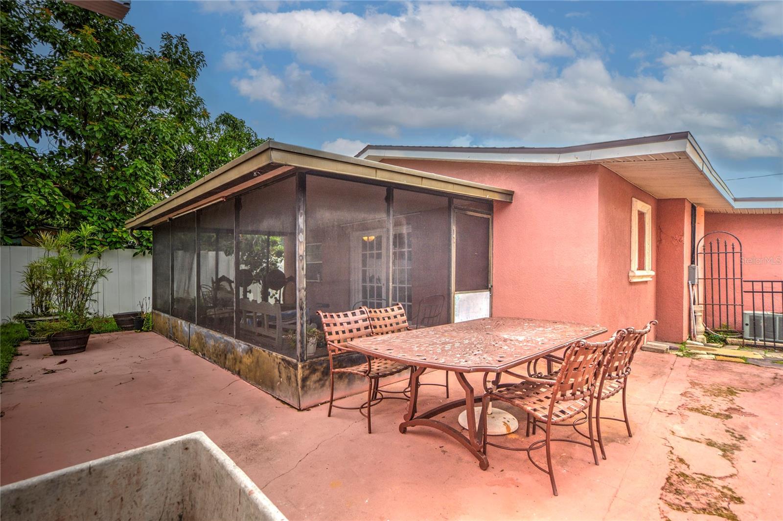 6906 N CLARK AVE, TAMPA, FL, 33614