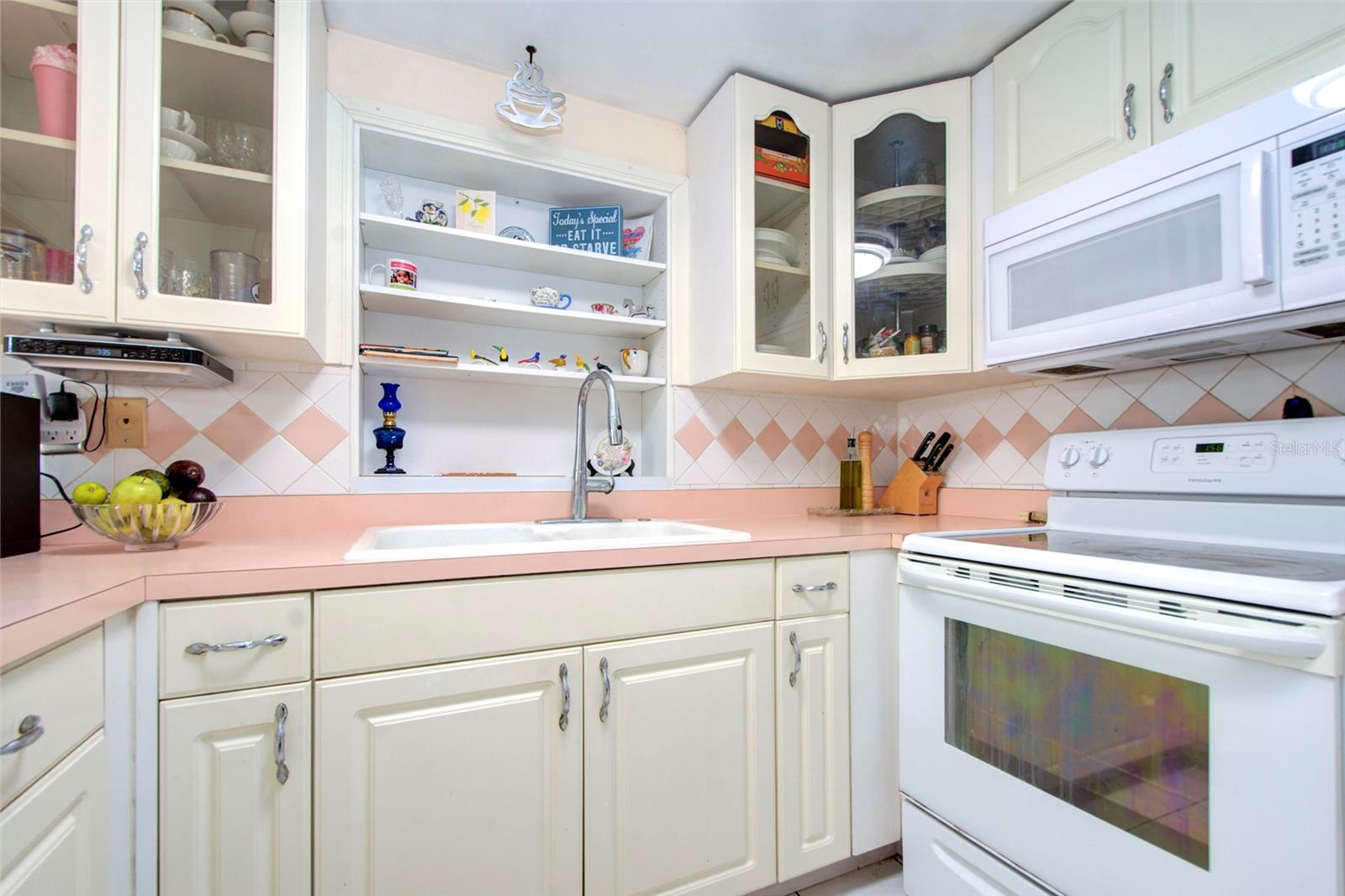 6906 N CLARK AVE, TAMPA, FL, 33614