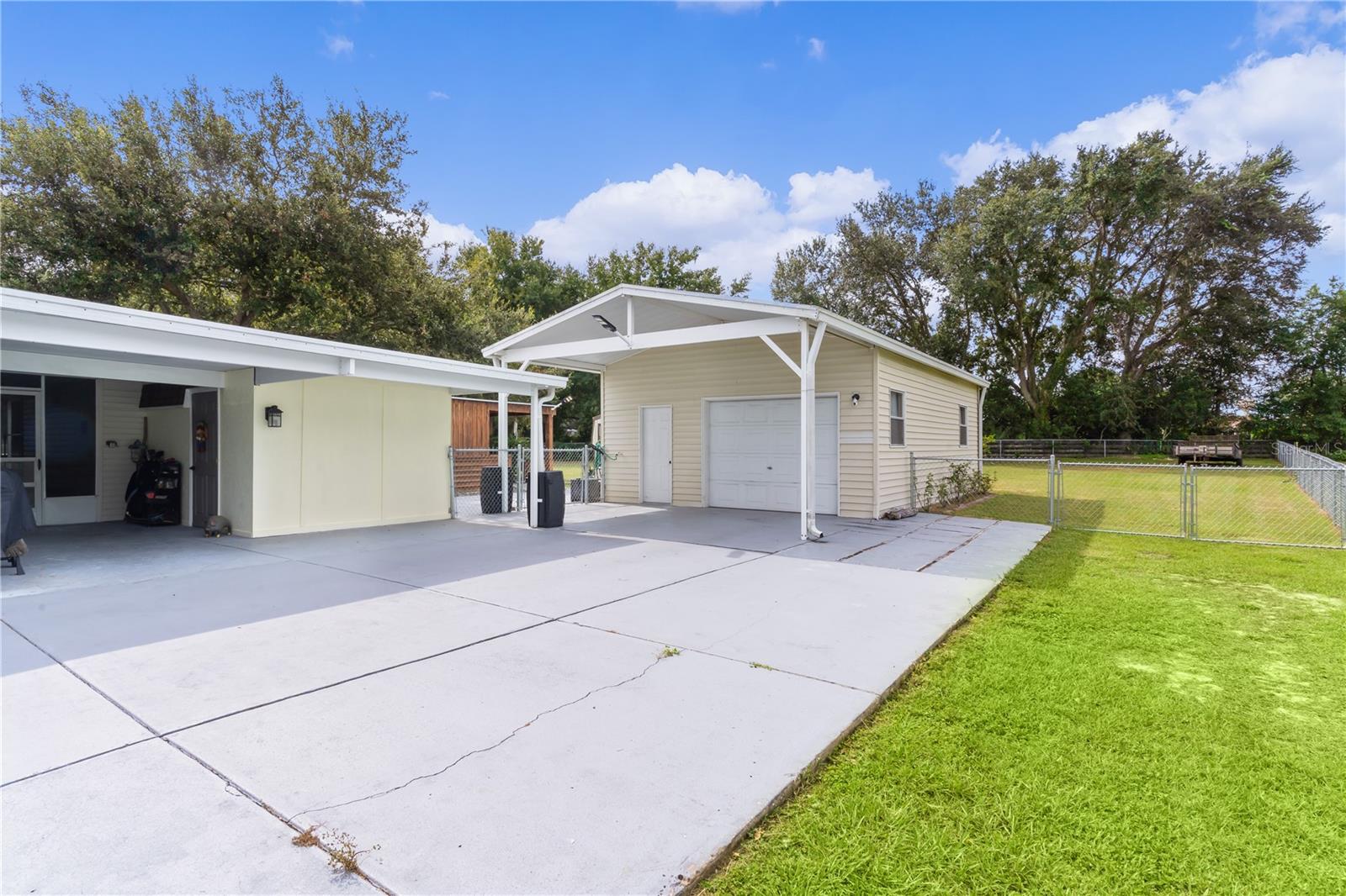 8333 COUNTY ROAD 109A-1, LADY LAKE, FL, 32159