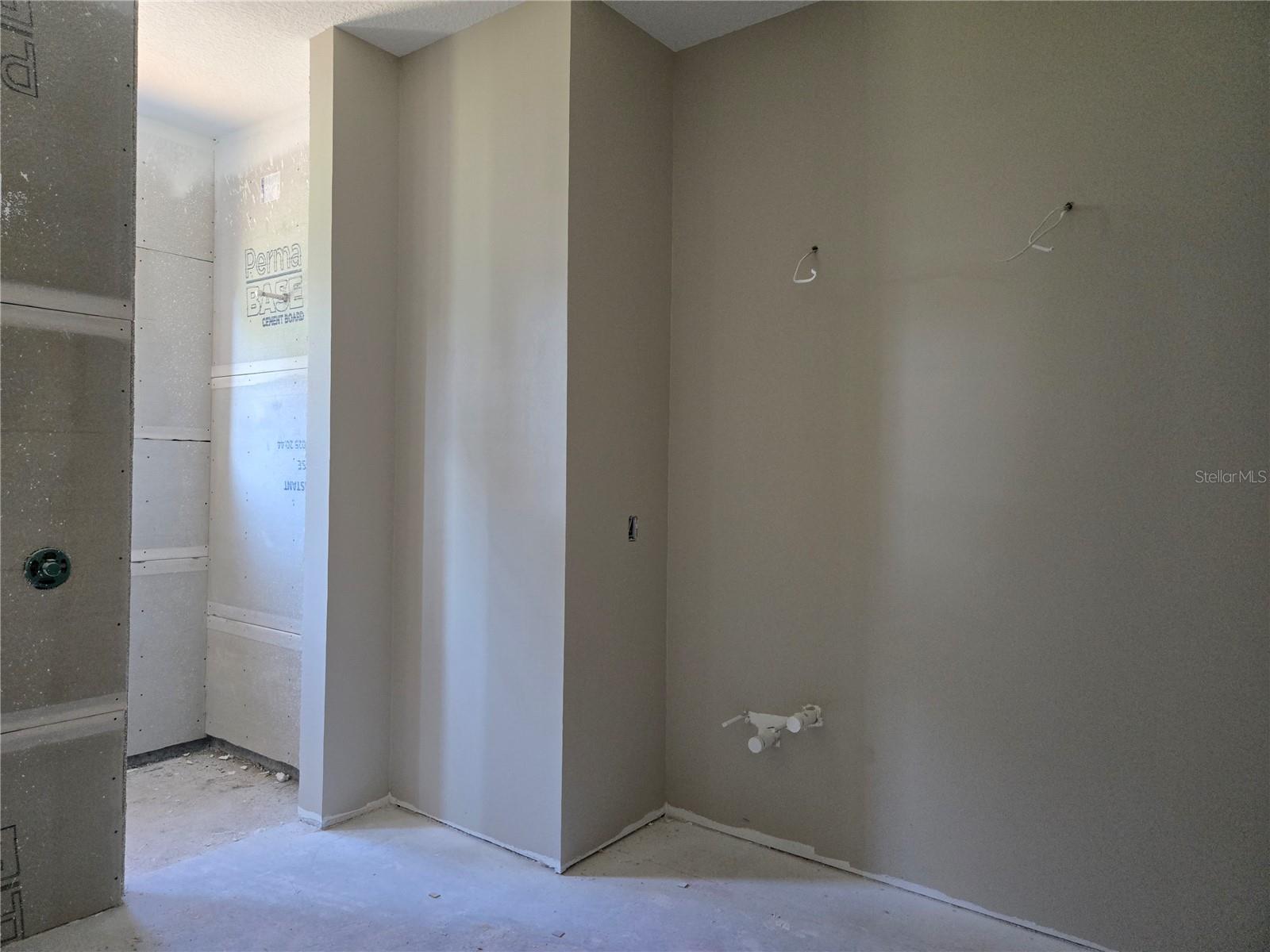 405 LONG AND WINDING RD, HOWEY IN THE HILLS, FL, 34737